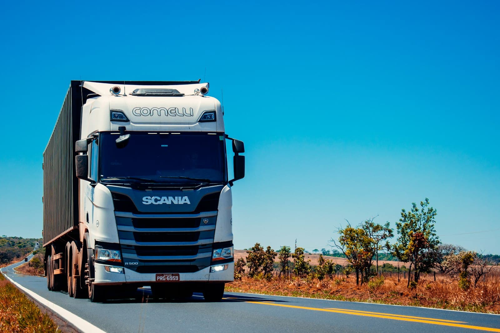 Camion modern pe autostradă, finanțat prin leasing